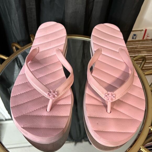 Tory Burch Kira logo-plaque flip flops - Picture 2 of 7